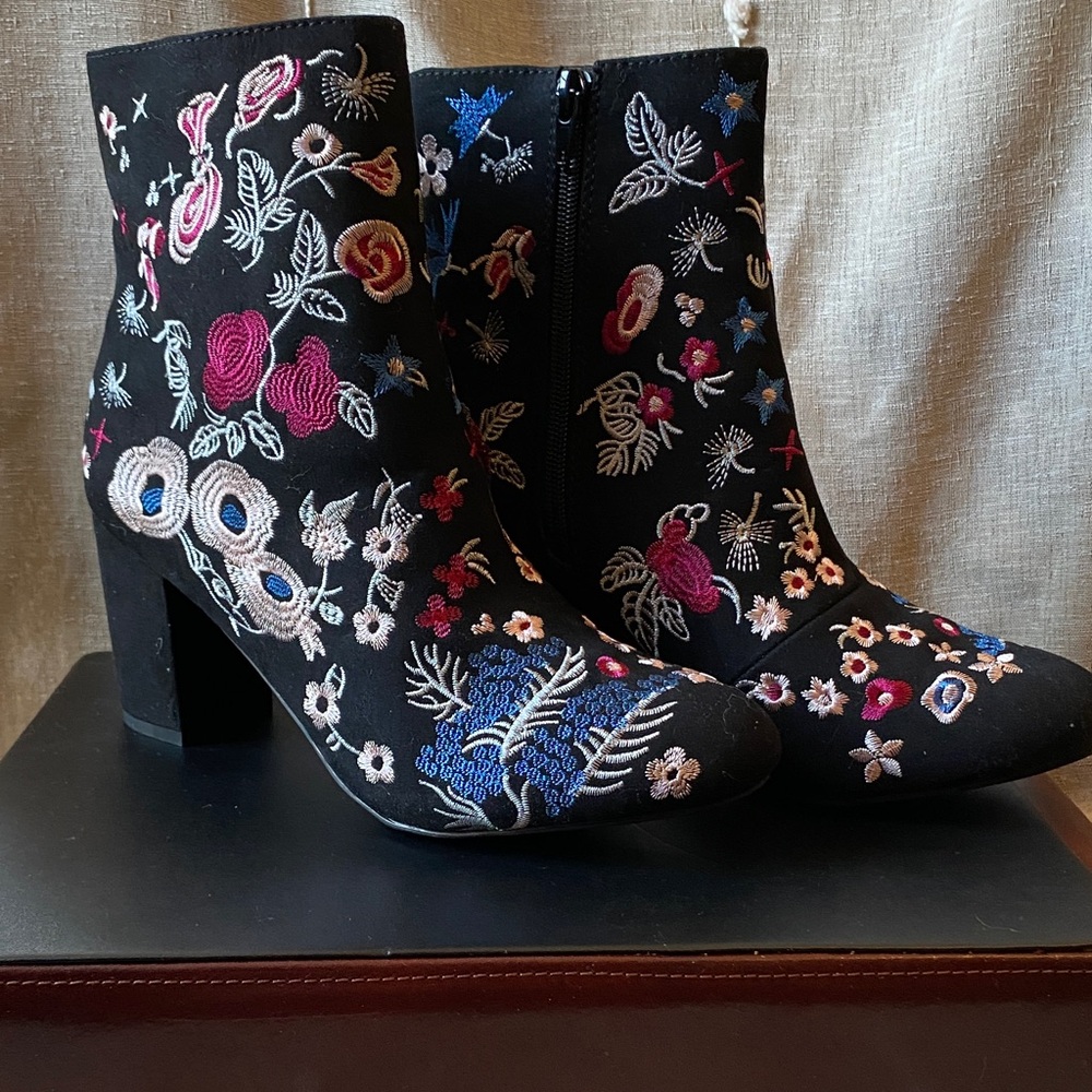 Floral Embroidered Black Ankle Boots JustFab Marguerite 8.5